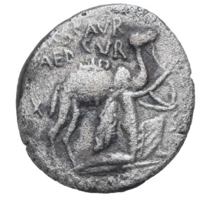 GENS AEMILIA. Victoria sobre los Nabateos, 58 a.C. Denario